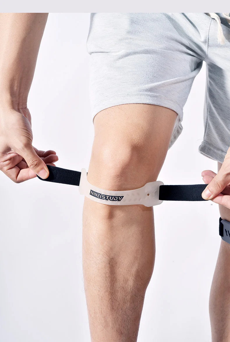 Genouillère rotule entrain de l'installer