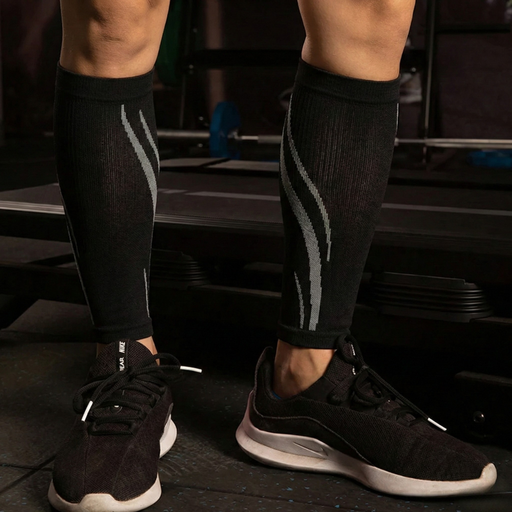 Manchon de compression mollet gros plan à la salle de sport